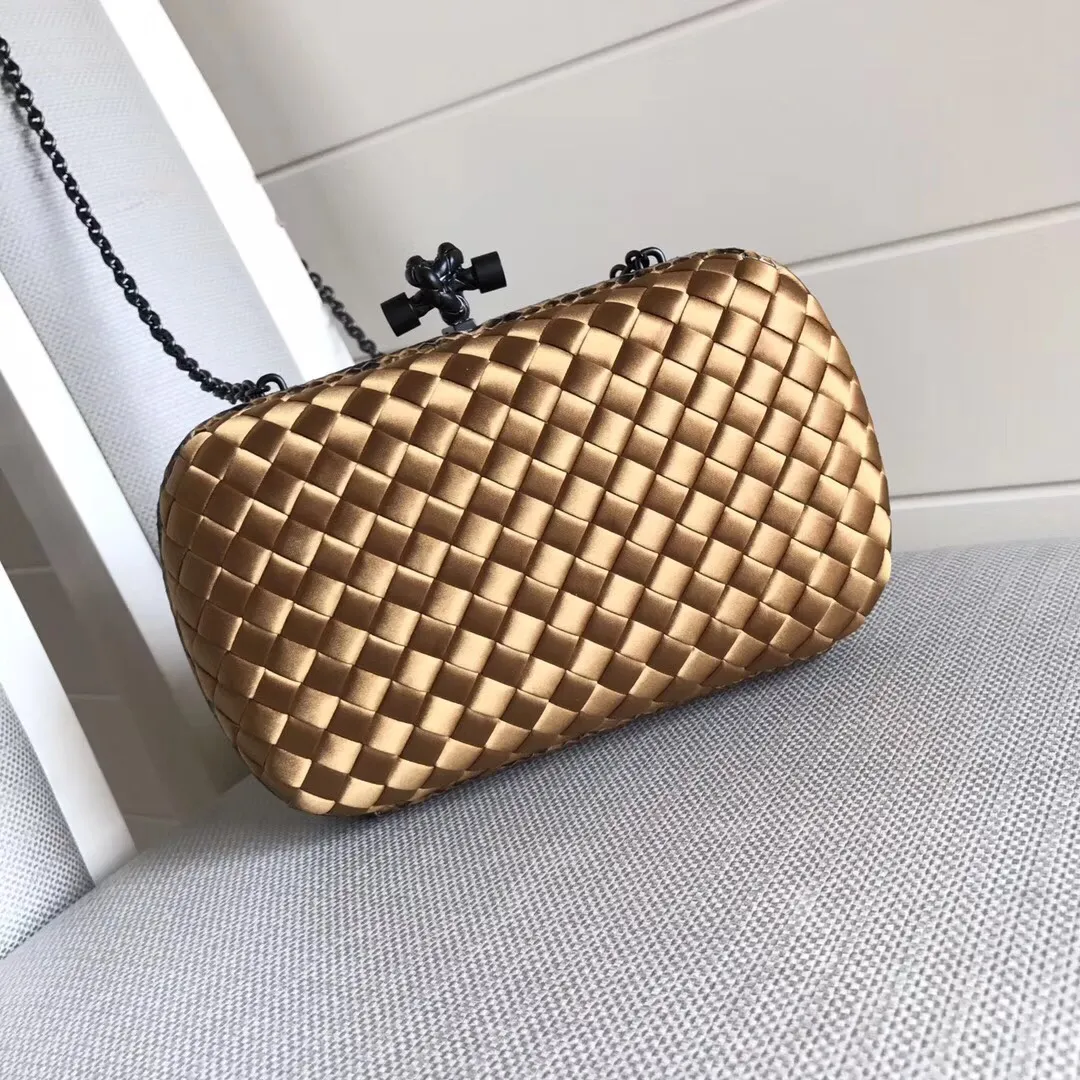 Model 8651 The popular Knot clutch ~ is made of exquisite Japanese silk fabric with freshwater snakeskin piping. It looks elegant when worn cross-body or in the hand. Petite girls can also handle it. It can hold 2 iPhone X phones. Size: 20cm*12cm M56530